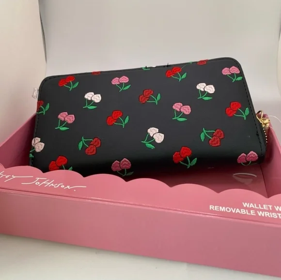 🖤🔹️Betsey Johnson 🔹️Black Cherry Print Wallet Wristlet NWT Zip Around - Picture 3 of 3